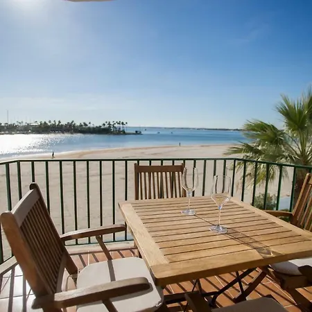 Beachfront شقة *